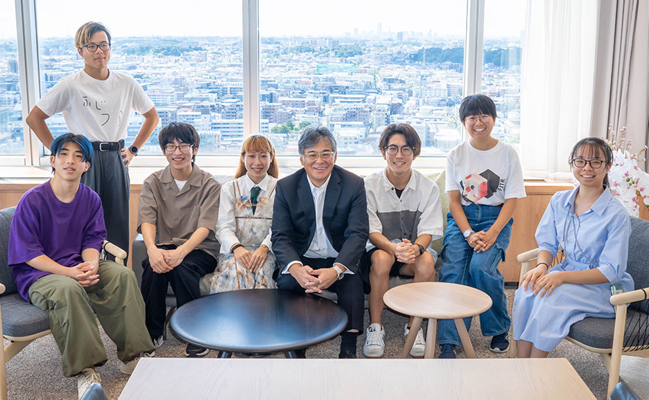 富士通とともに活動している学生7名が富士通の経営陣を訪問し笑顔で座る姿