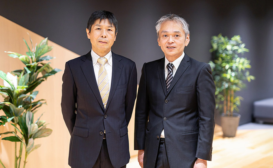 室内でポーズを取る古河電気工業株式会社様