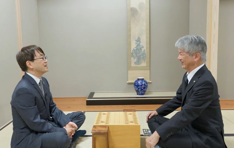 (左)棋士 羽生善治氏(右)富士通研究所所長 岡本青史 対談の様子