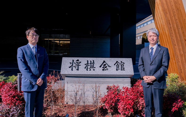 2024年9月に新しく設立された新将棋会館エントランス前にて