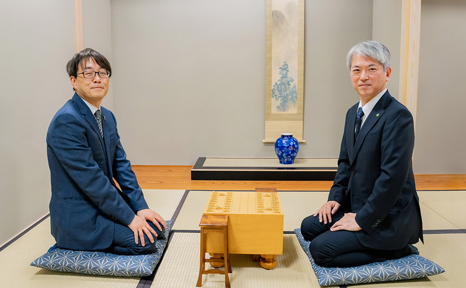 対談に臨むお二人。日本将棋連盟会長 羽生善治氏と富士通株式会社執行役員常務 富士通研究所所長 岡本青史