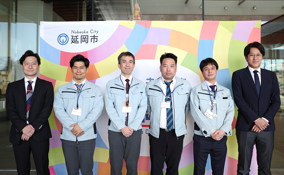 宮崎県延岡市の役所前で撮影した取材関係者の集合写真