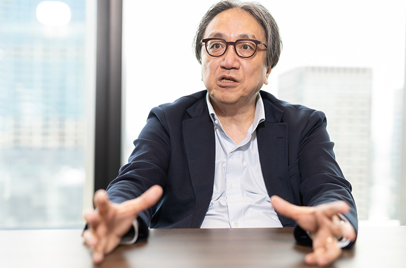 身振り手振りを用いながら話す堀内氏