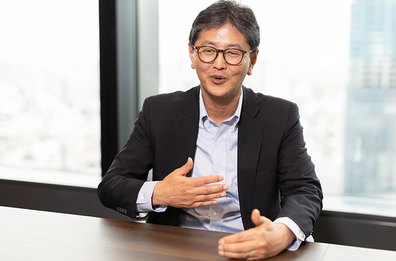 身振り手振りを用いながら話す小林氏