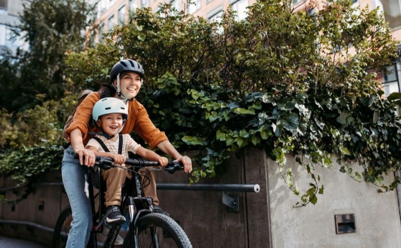 自転車をこいでいる女性と子供