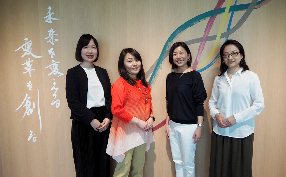 富士通とPwCJapanの担当者4名の集合写真