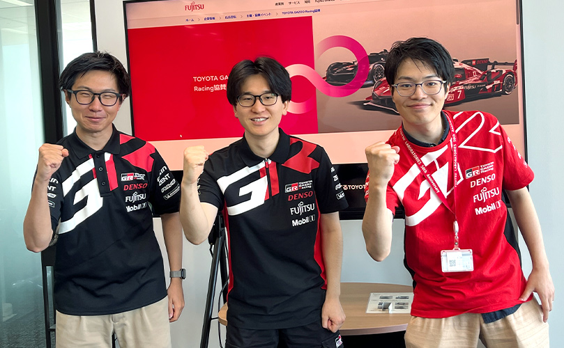 TOYOTA GAZOO Racingのユニフォームを着た3人のプロジェクトメンバ―がポーズをとっている。
