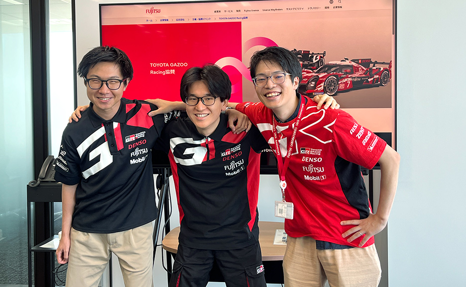 TOYOTA GAZOO Racingのユニフォームを着た3プロジェクトメンバ―が肩を組んでポーズをとっている。