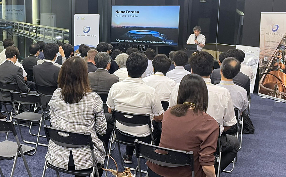 ナノテラス見学に先立ち行われた渡邉先生からの説明を聞いている