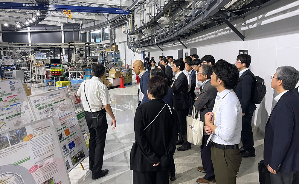 ナノテラスを見学している様子。虻川先生からの説明が行われている