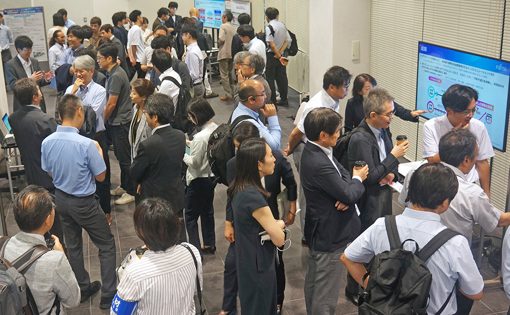 全国大会での展示会場の様子。研究者が各研究成果を熱心に見学している
