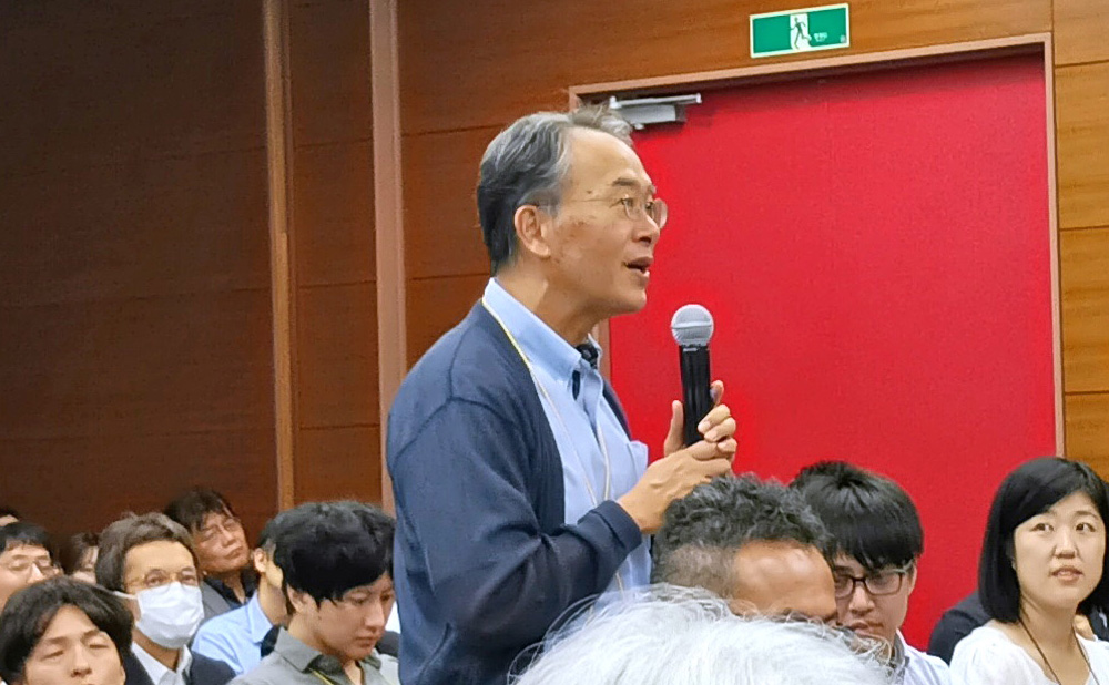 パネルディスカッションで質問する横浜国立大学の佐藤正樹先生