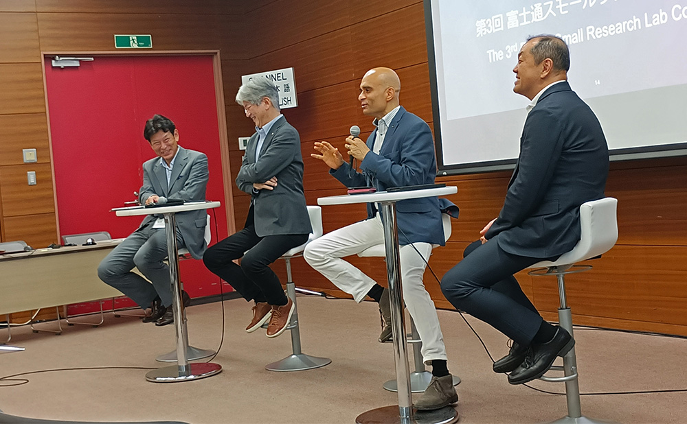 質問に答える富士通のヴィヴェック・マハジャンCTOとパネリスト