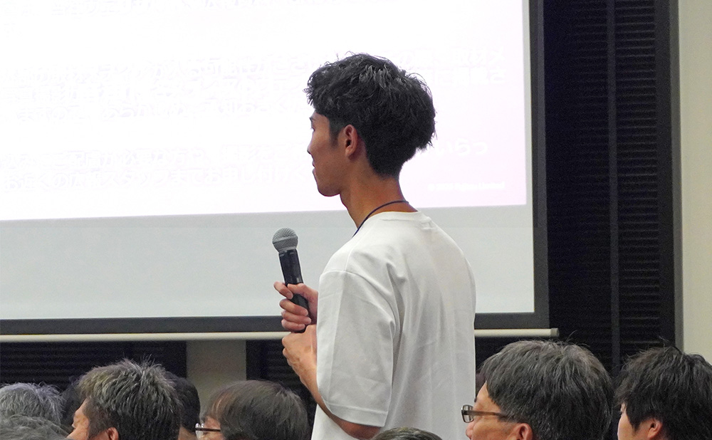 パネルディスカッションで質問する学生