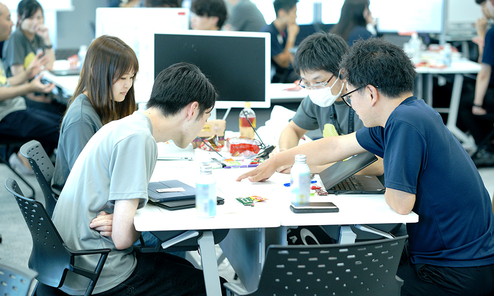 テーブルごとの議論風景