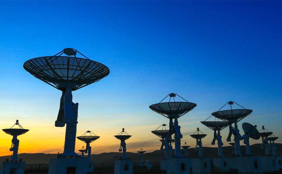 Satellitenantennen einer Kommunikations- und Überwachungsanlage vor Abendhimmel