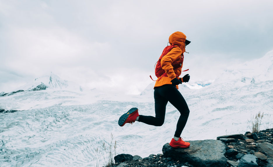 Person joggt durch Schneelandschaft