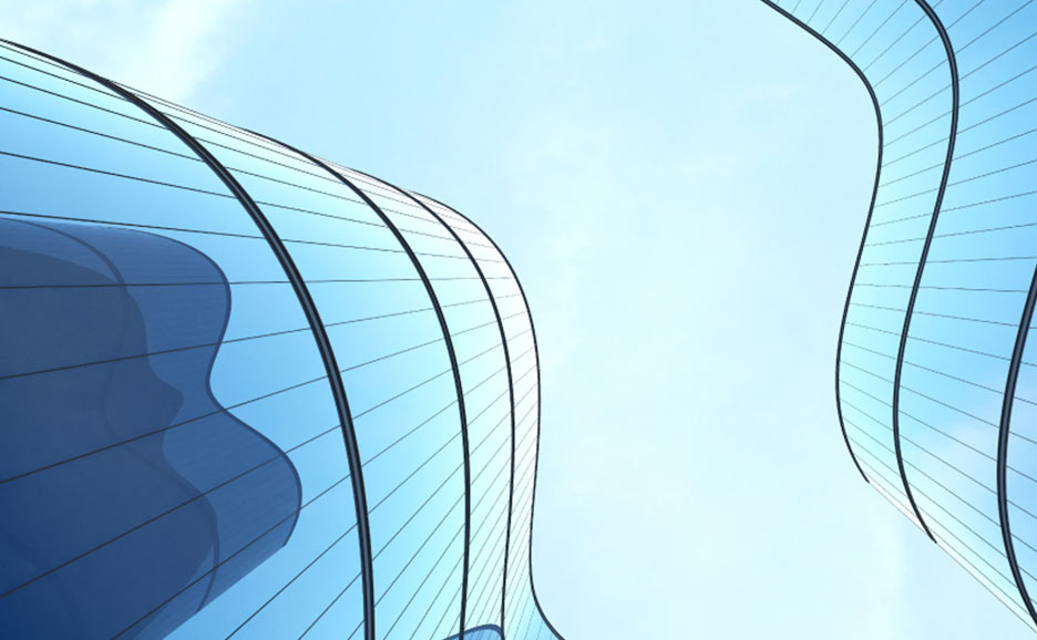 Geschwungene, moderne Glasfassade eines Hochhauses im Gegenlicht vor hellem Himmel