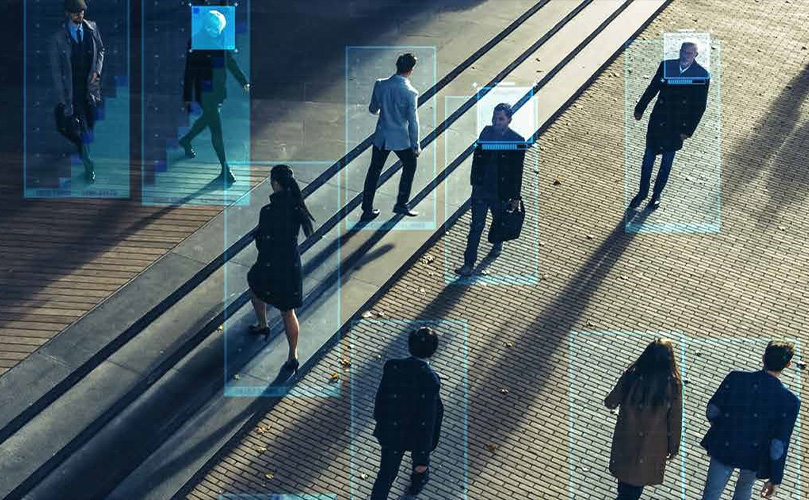 Öffentlicher Raum mit gehenden Menschen und grafischen Overlays als Symbol für digitale Analyse oder KI‑gestützte Technologien