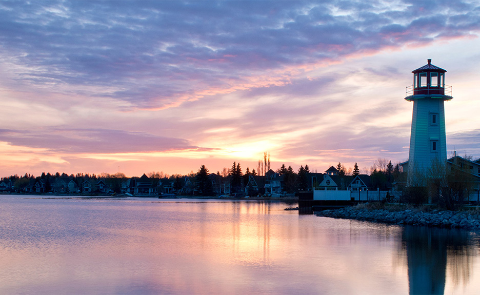 Ein Leuchtturm am Ufer eines Sees, aufgenommen bei Sonnenuntergang