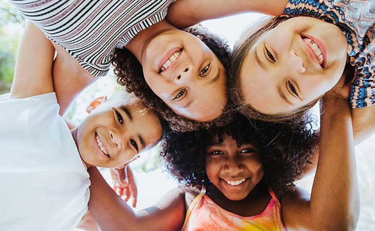 4人の子供が笑っている画像