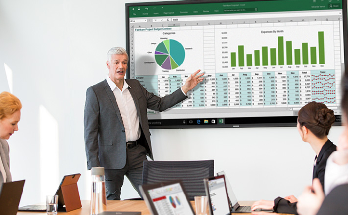 会議室でプレゼンテーションを行う熟練したビジネスマン。