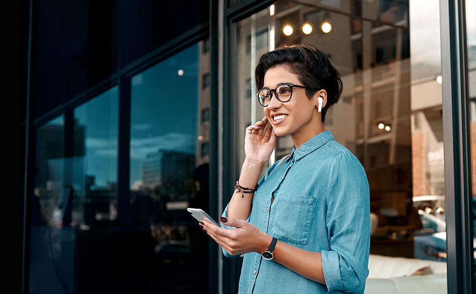 思案しながらスマホを操作する女性。