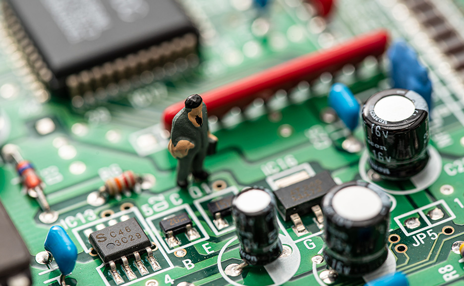 回路基板の上を歩くミニチュアのエンジニア