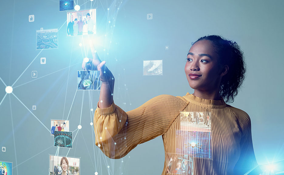 デジタルデータを操作する女性。