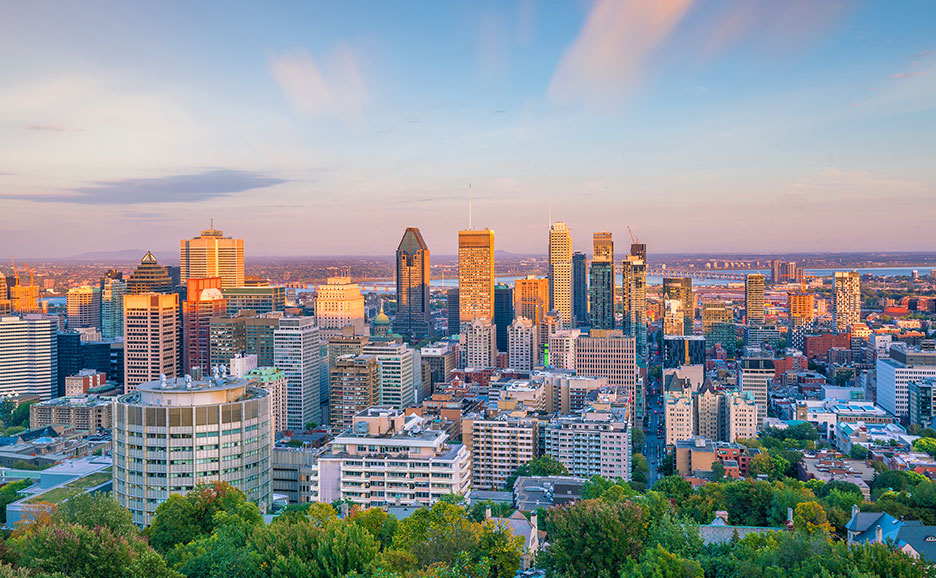 夕暮れ時の高層ビルが立ち並ぶモントリオールの風景