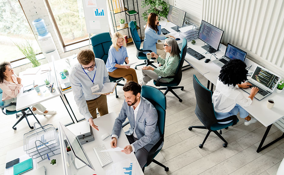 広々としたモダンなオフィスで働く多様なチーム。