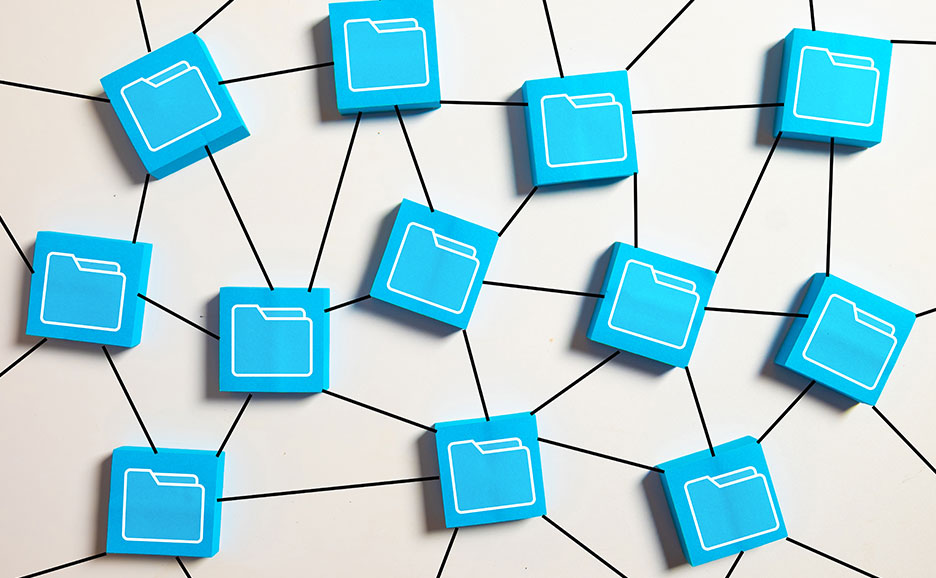 青いフォルダーアイコンが互いに線で繋がれた構成図。