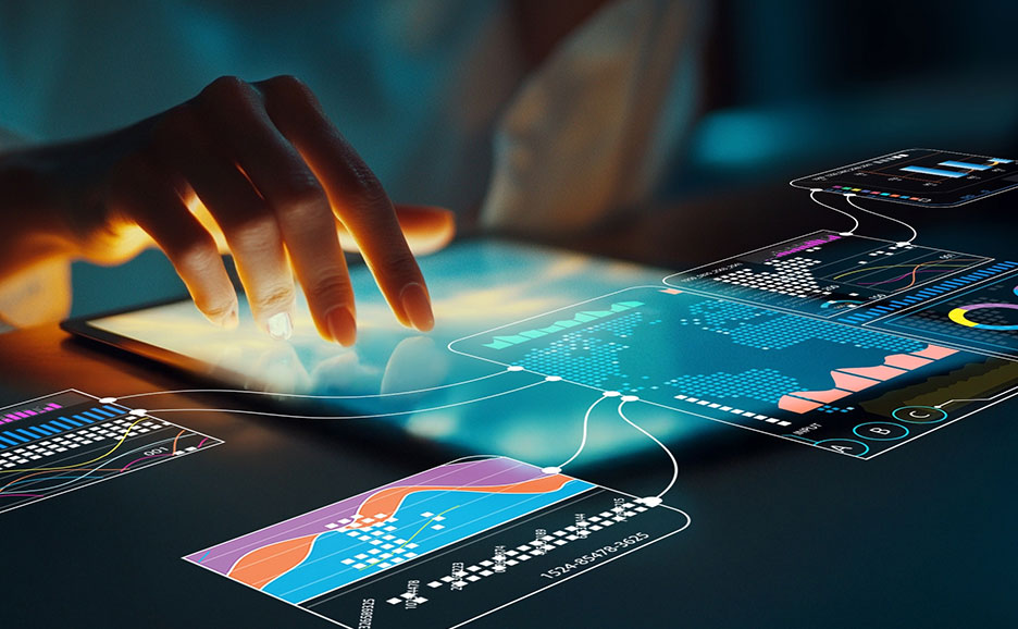 タブレットを操作する手が映る。データ分析のグラフや地図がオーバーレイ表示されている。