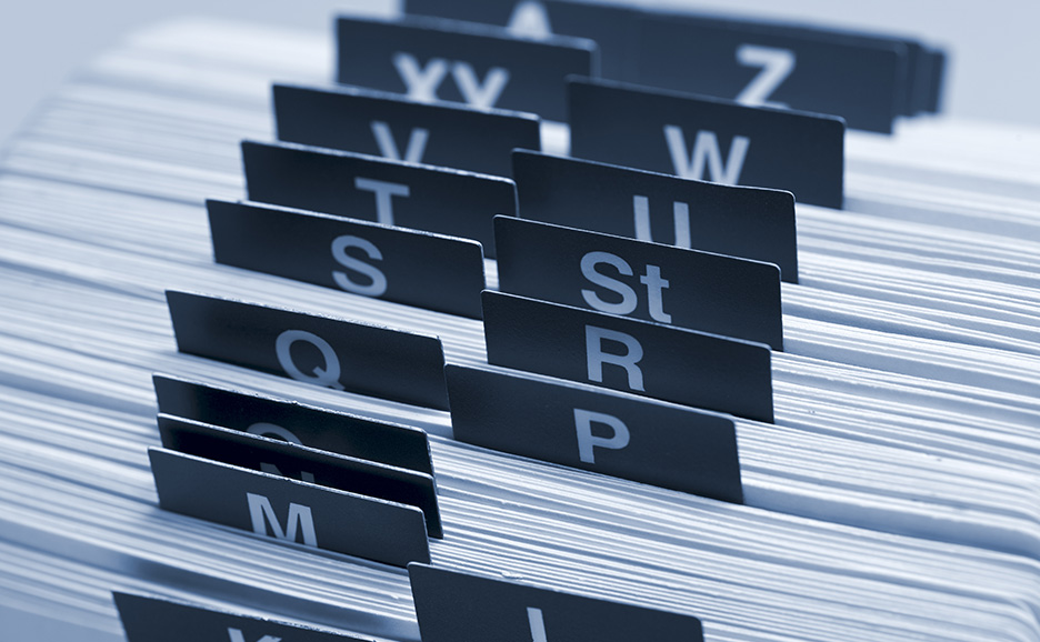 アルファベット順に並んだインデックスカードの引き出し。