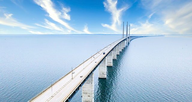 青い空と海の上に架かる長い橋