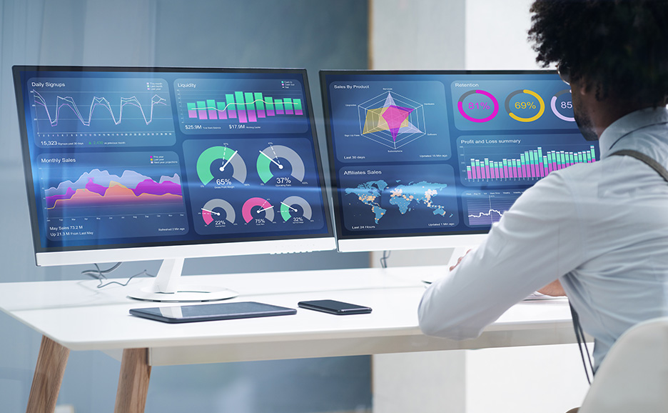 データ分析ダッシュボードを見る男性