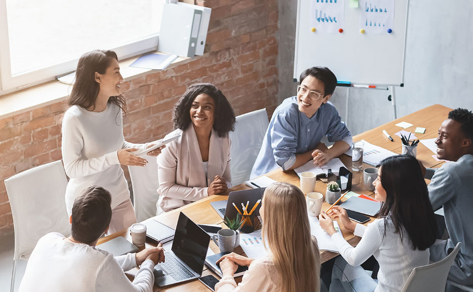 オフィスで議論する多様なチーム