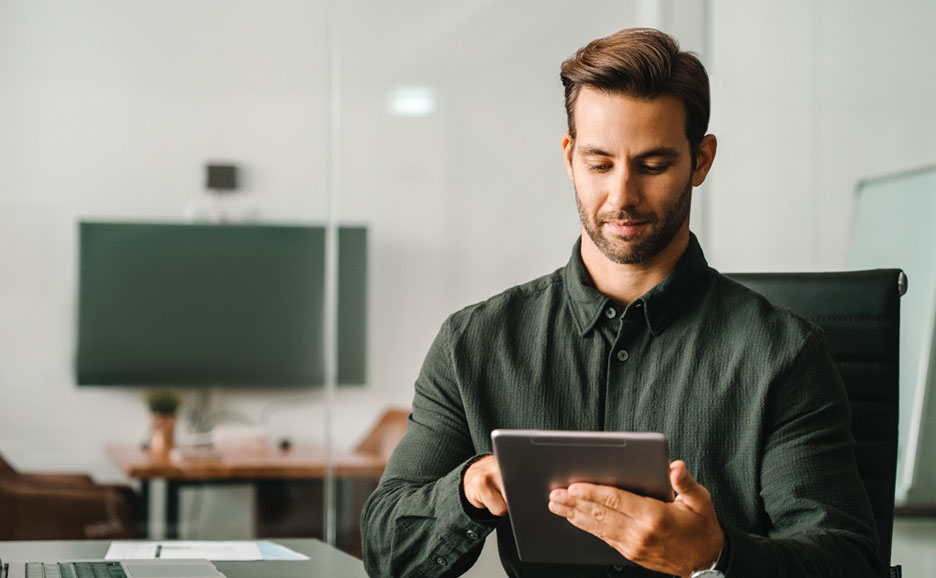 オフィスでタブレットを使うビジネスマン