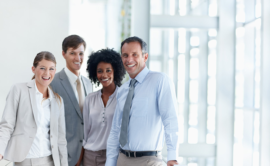 笑顔のビジネスパーソン4人組。