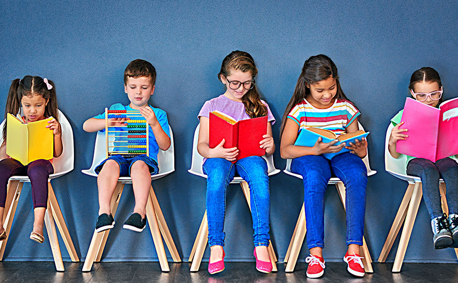 5人の子供たちが椅子に座って読書をしている