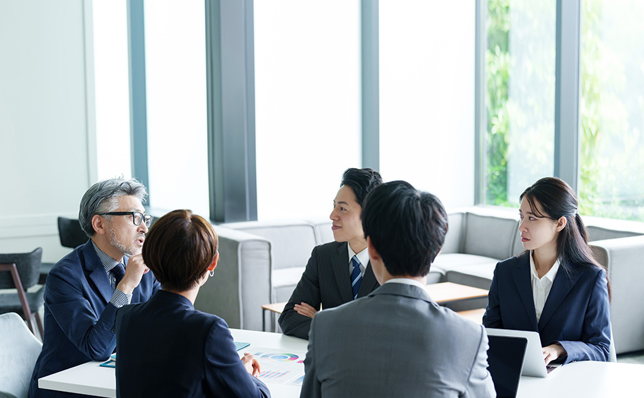 オフィスで話し合うプロジェクトメンバー
