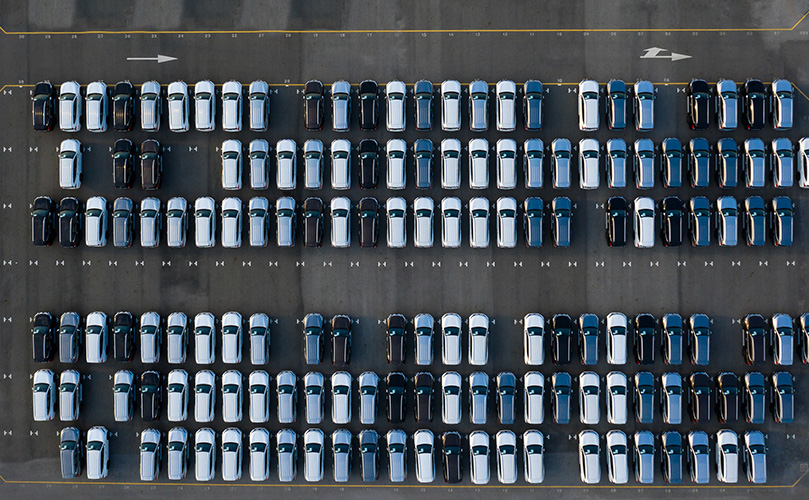 並んでいる車を上空から見た画像