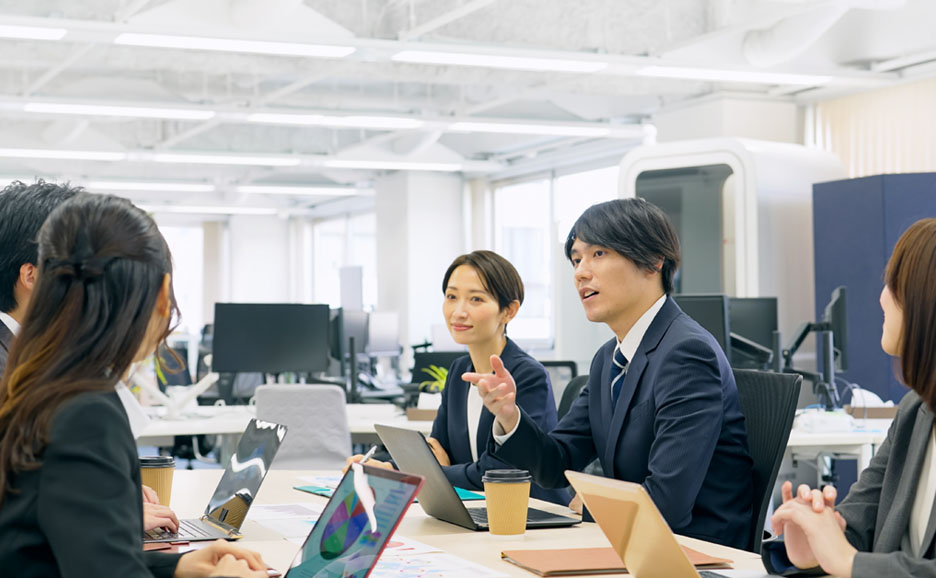 ミーティングをしてる社員