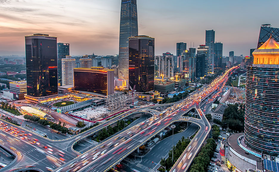 黄昏時の都心部の航空写真。