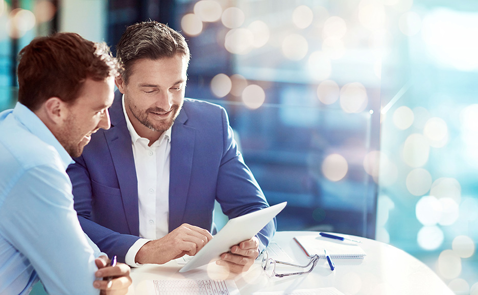 タブレットを見ながら相談する2人のビジネスマン