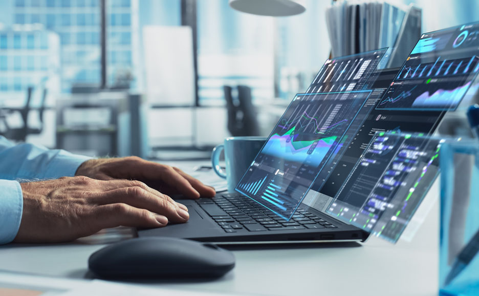 ノートパソコンでデータ分析作業をする人の手元