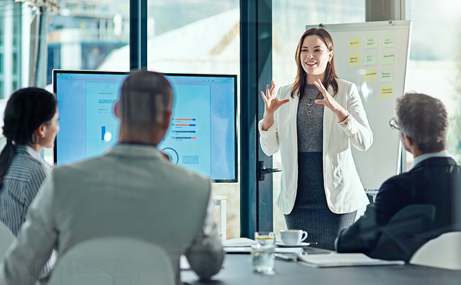 オフィスでプレゼンテーションをする女性