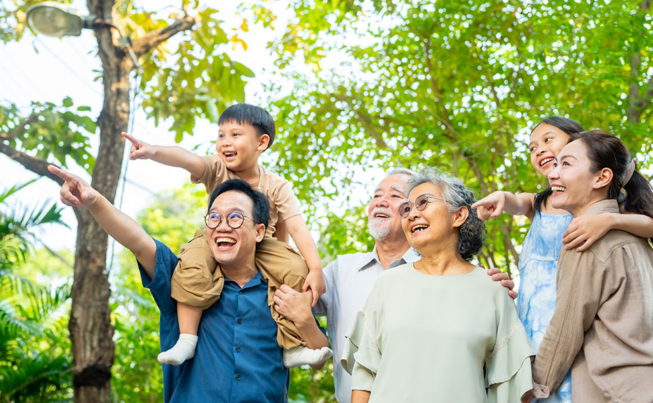 散歩を楽しむ三世代家族