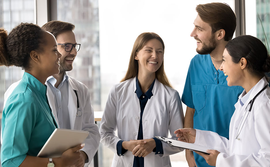 笑顔で話す医療スタッフ