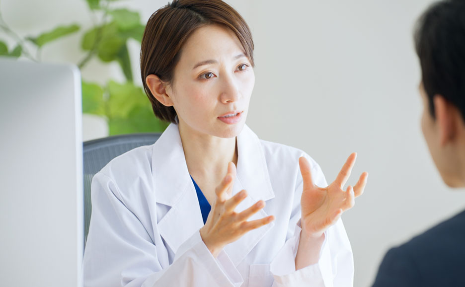 患者に説明している女性の医療従事者